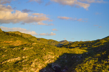 Obraz premium Sunset in the Serra do Cipó mountains in Brazil. Coloring the high altitude fields yellow.