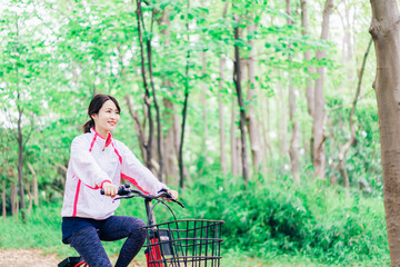 自然の中でサイクリングを楽しむ若い女性