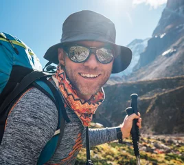 Crédence de cuisine en verre imprimé Makalu Portrait Young hiker backpacker man in sunglasses smiling at camera in Makalu Barun Park route during high altitude acclimatization walk. Mera peak trekking route, Nepal. Active vacation concept image