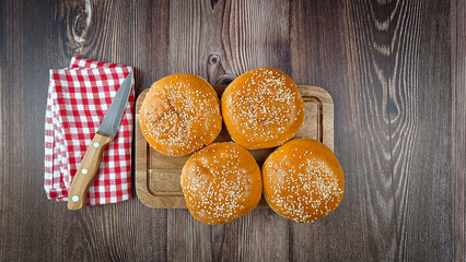 pains briochés pour hamburger, en gros plan, sur une table