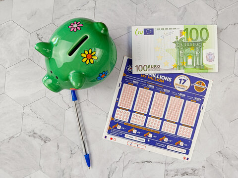 Gros plan de grilles fran&ccedil;aises d'Euromillions, de la soci&eacute;t&eacute; FDJ (La fran&ccedil;aise des jeux)	
