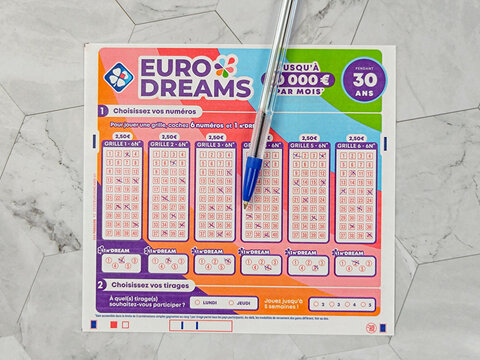 Gros plan de grilles fran&ccedil;aises d'EuroDreams, de la soci&eacute;t&eacute; FDJ (La fran&ccedil;aise des jeux)