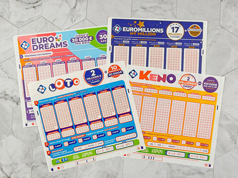 Gros plan de grilles fran&ccedil;aises de jeux de hasard de la soci&eacute;t&eacute; FDJ (La fran&ccedil;aise des jeux)	