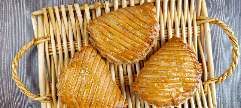 plusieurs chaussons aux pommes sur une table