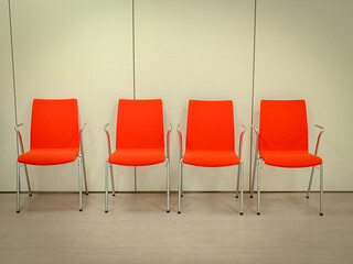 plusieurs chaises dans une salle d'attente - obrazy, fototapety, plakaty