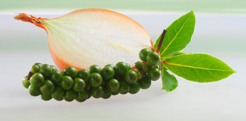 Zwiebel, Pfeffer, Pfefferrispe, Salat, Kräuter, halbe Zwiebel,