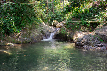 Río con cascada, Río piedra