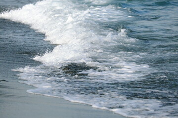 浜辺に寄せる荒波