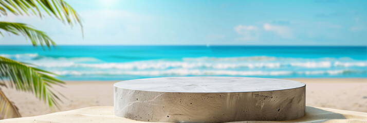 Fototapeta premium Présentoir devant un arrière plan de plage paradisiaque, été, vacances, produit de beauté, cosmétique