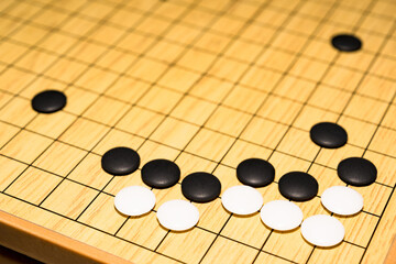 囲碁 は 中国発祥 とされる ボードゲーム 【 囲碁 の 対局 の イメージ 】