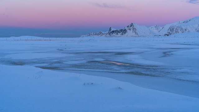 gefrorener Fjord bei Sandbotnen, rosafarbener Himmel in der Abendd&auml;mmerung, Schnee und Eis im Winter auf den Lofoten