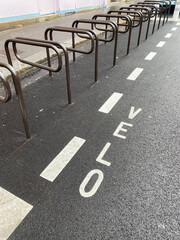 Parking &agrave; v&eacute;lo dans une rue en ville