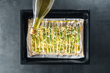 Spargelpizza zu Hause selber machen mit grünem Spargel vor dem Backofen roh