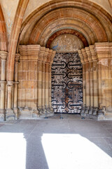Massive mittelalterliche Holztür mit Eisenbeschlägen