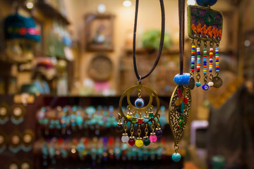 Colorful accessories on display window in a souvenir shop in Yazd, Iran. - obrazy, fototapety, plakaty