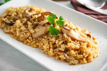 Piatto di risotto ai funghi, alimentazione vegetariana  - 780736022