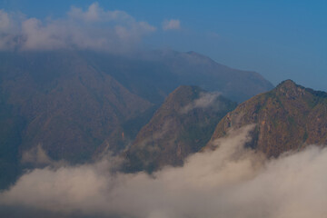 Obraz premium Dramatic view of the mountain range in the morning