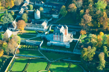 vue aérienne du château de Rosay dans les Yvelines en France - 780744479