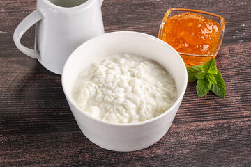 Grain curd with cream and jam