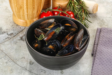 Tasty mussels in the bowl