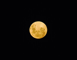 Full moon in the night sky / Luna llena