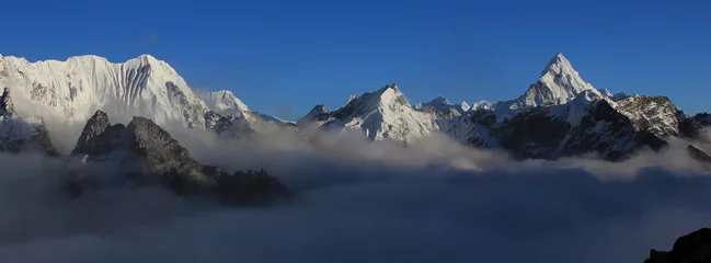 Photo sur Plexiglas Ama Dablam Mount Ama Dablam and other high mountains reaching out of a sea of fog, Nepal.