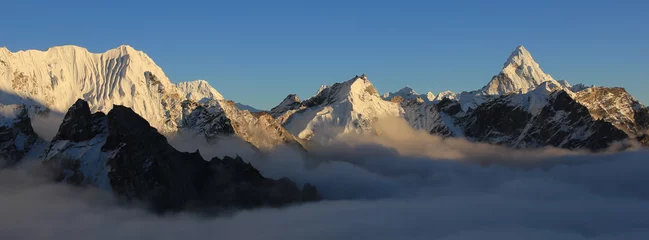 Photo sur Plexiglas Ama Dablam Snow covered peaks seen from Kala Patthar, Nepal.
