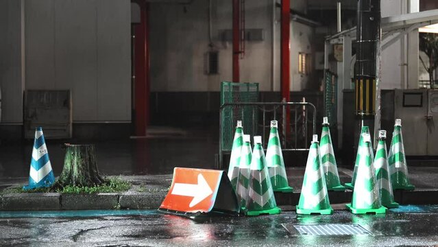 雨の降る工事現場とカラーコーン。
8k撮影後に4kで書き出し。