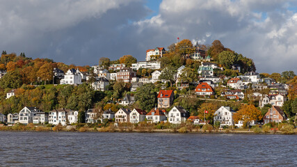 Hamburg-Blankenese mit dem Süllberg und dem Treppenviertel im Herbst. Blankenese ist einer der...