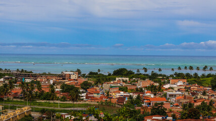 Visão aérea da região urbana de são miguel dos milagres, alagoas, brasil