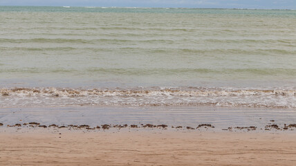 Maré de uma praia em alagoas, brasil