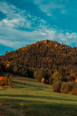 Jesienna wiejska sielanka w miejscowości Karpniki w Rudawy Janowickie, Krzyżna Góra, w górach...