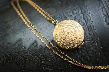 Antique Victorian Ornate Floral Charm Round Photo Locket Pendant Necklace, 18Ct Yellow Filled