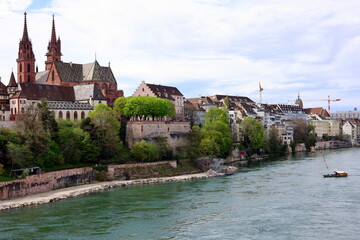 Das Münster über dem Rhein in Basel - 780866074