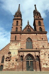 Das Münster in der Altstadt von Basel - 780874449