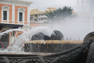 Bari, Stazione centrale, Fontana, acqua, scultura con acqua che esce dalla bocca.