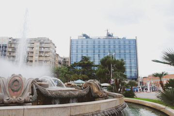 Bari, Stazione centrale, Fontana, acqua, scultura, palazzo a vetri, Alberi, cielo sereno