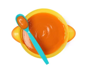 Schilderijen op glas Delicious baby food in bowl and spoon isolated on white, top view © New Africa