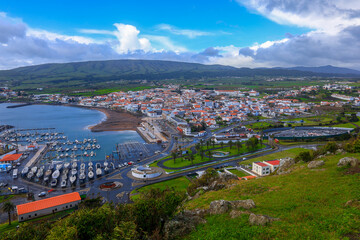 Praia da Vitória na Ilha Terceira nos Açores, visita panorâmica aérea. 