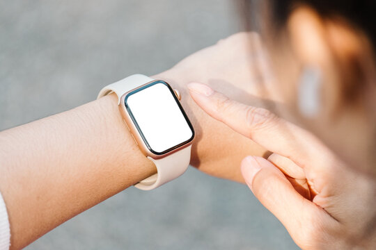 Apple watch on wrist deals