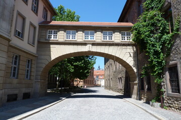 Gebäudebrücke auf dem Domplatz in Merseburg