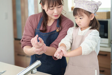 手を洗う女の子とお母さん - 780968443