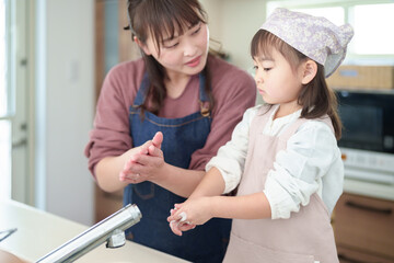 手を洗う女の子とお母さん - 780968478