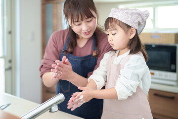 手を洗う女の子とお母さん - 780968490