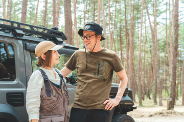 Fototapeta premium RV車・SUV・自動車で旅行・ドライブ・キャンプするアウトドア好きな夫婦キャンパー（オートキャンプ） 