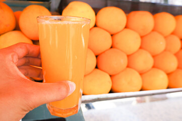 搾りたてのオレンジジュースで喉を潤す