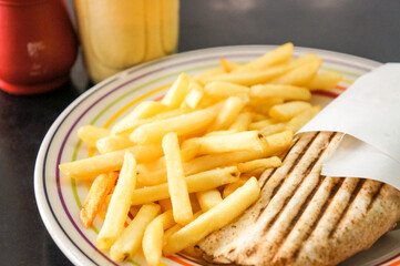 大量のフライドポテトと焼いたサンドイッチ