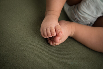 Little newborn baby feet portrait photography 