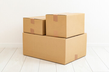 床に置かれた段ボール
