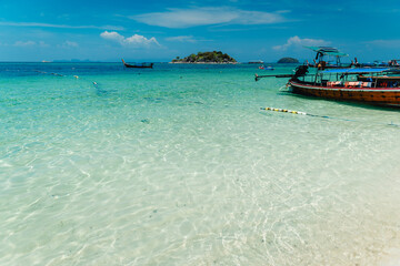 Obraz premium Clear sea at the beach on a tropical island